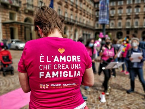 Ivrea affronta per la prima volta il caso di una coppia omogenitoriale Ivrea affronta per la prima volta il caso di una coppia omogenitoriale