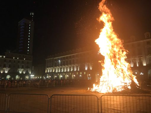 Il Farò di San Giovanni è caduto verso Porta Nuova: per Torino sarà un anno fortunato