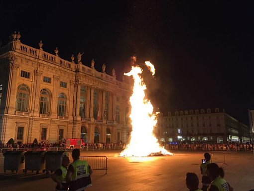Il tradizionale farò di San Giovanni, in piazza Castello