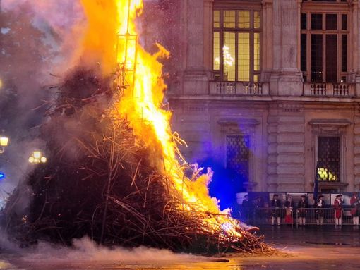 San Giovanni, il toro del Farò cade verso Porta Nuova: di nuovo anno fortunato? San Giovanni, il toro del Farò cade verso Porta Nuova: di nuovo anno fortunato?