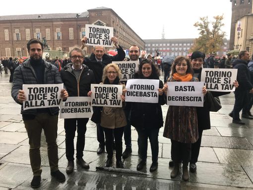 Fassino in piazza insieme ai Si Tav: "Questa è la Torino che rifiuta il declino" Fassino in piazza insieme ai Si Tav: "Questa è la Torino che rifiuta il declino"