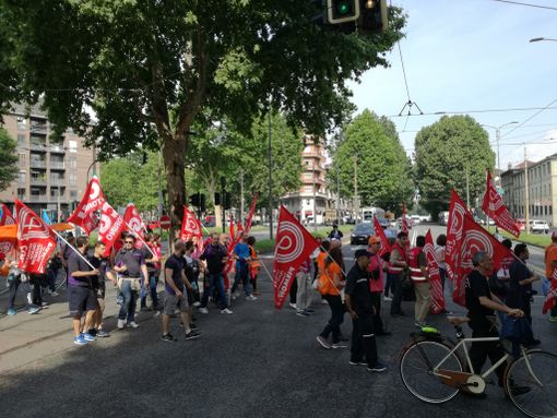 FedEx e TNT, un corteo per dire no a licenziamenti e trasferimenti. Appendino incontra i lavoratori (FOTO E VIDEO) FedEx e TNT, un corteo per dire no a licenziamenti e trasferimenti. Appendino incontra i lavoratori (FOTO E VIDEO)