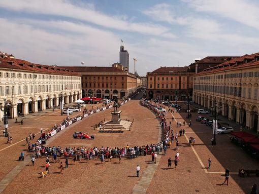 Lo show dinamico porterà le auto storiche a sfilare ai piedi del Caval 'd brons Lo show dinamico porterà le auto storiche a sfilare ai piedi del Caval 'd brons