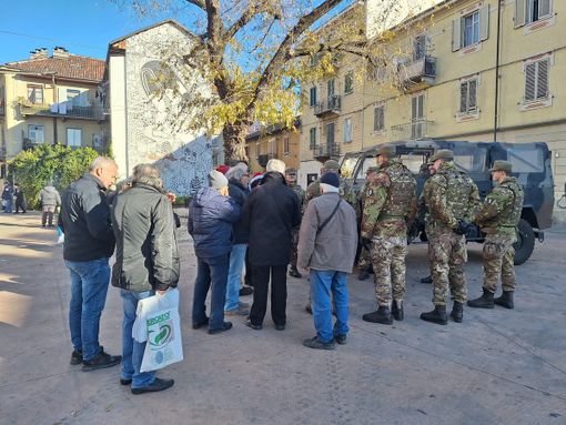 In Barriera un panettone per dire grazie a polizia, militari e ambulanti In Barriera un panettone per dire grazie a polizia, militari e ambulanti