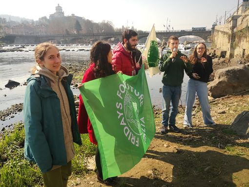 Venerdì Fridays For Future scende in piazza: "Ora guerra in Ucraina per fossili, ma in futuro per acqua e cibo" Venerdì Fridays For Future scende in piazza: "Ora guerra in Ucraina per fossili, ma in futuro per acqua e cibo"