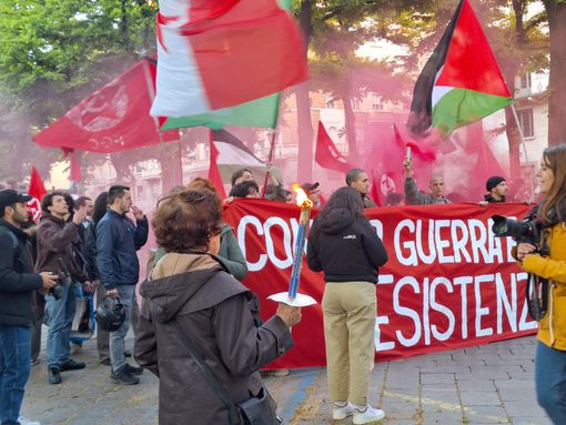 Scontri alla fiaccolata per il 25 aprile, gli antagonisti respingono le bandiere di Ucraina e Nato