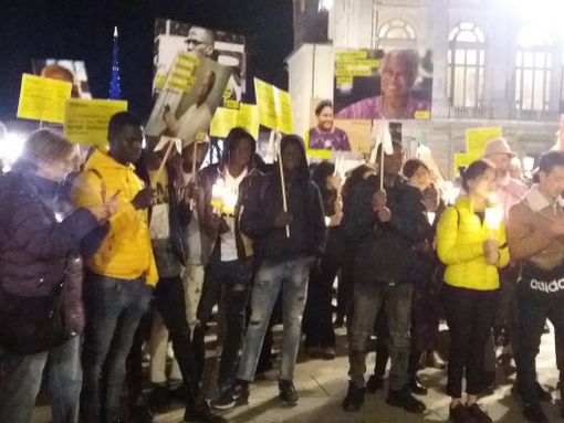 L'umanità intera a testa alta: piazza Castello si illumina per i diritti umani [FOTO]