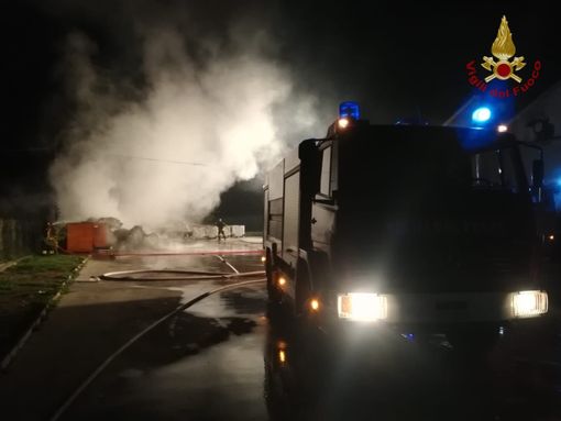 Chiusa San Michele, va a fuoco del materiale plastico Chiusa San Michele, va a fuoco del materiale plastico