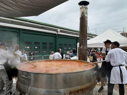 Una immagine del pentolone usato durante la fiera della trippa di Moncalieri Una immagine del pentolone usato durante la fiera della trippa di Moncalieri