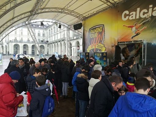 Sotto la pioggia in piazza Vittorio si rinnova il rito dello scambio delle figu