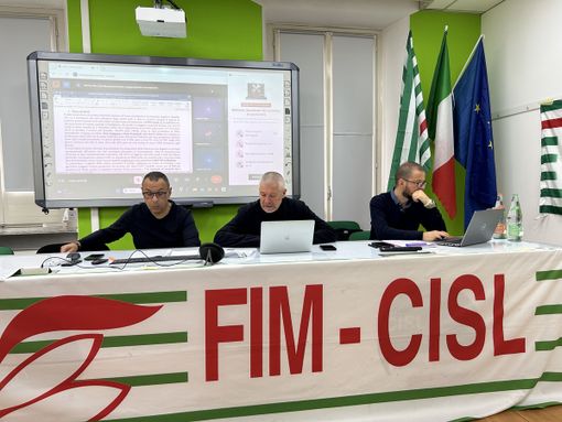 Stellantis, nel 2025 continua il crollo: -35,5% nel primo trimestre Stellantis, nel 2025 continua il crollo: -35,5% nel primo trimestre