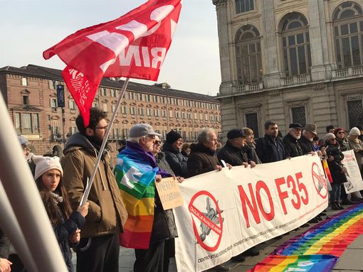 &quot;Spegniamo la guerra, accendiamo la pace&quot;: flash mob in piazza Castello e distrutte armi di carta [FOTO]