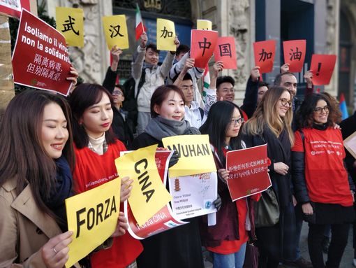 Coronavirus, flash mob a Torino: &quot;Dobbiamo stare uniti, ora più che mai&quot; [FOTO &amp; VIDEO]