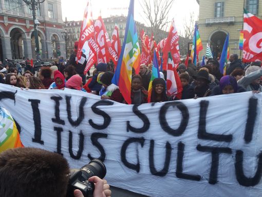 Una sola razza, la razza umana: a Torino il corteo contro le discriminazioni (FOTO E VIDEO)