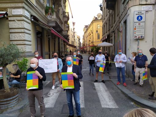 Esercenti in piazza per sensibilizzare il "popolo della movida": "Per mantenere le libertà serve responsabilità" (FOTO e VIDEO) Esercenti in piazza per sensibilizzare il "popolo della movida": "Per mantenere le libertà serve responsabilità" (FOTO e VIDEO)