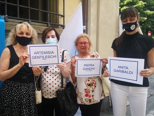 manifestazione donne Forza Italia con cartelli