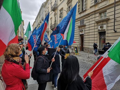 Gioco d'azzardo, flash mob dei giovani di FdI contro la modifica della legge:"Se si tolgono le regole vince la mafia" Gioco d'azzardo, flash mob dei giovani di FdI contro la modifica della legge:"Se si tolgono le regole vince la mafia"