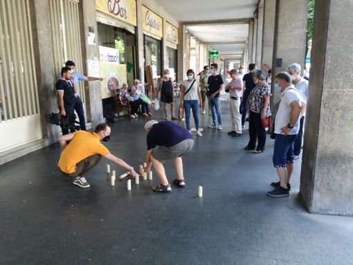 persone sotto portici