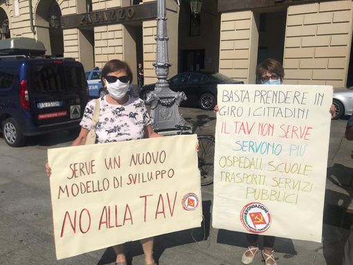 Tav, flash mob di Rifondazione Comunista fuori dalla Regione: “Opera dannosa e inutile, va fermata” [FOTO e VIDEO]