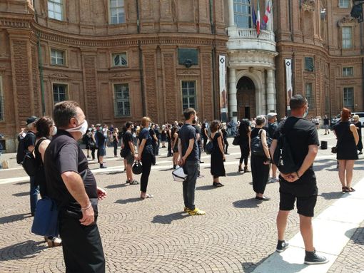 Luciana Littizzetto in piazza con cinema e tv: &quot;È il nostro grido silenzioso&quot; [FOTO e VIDEO]