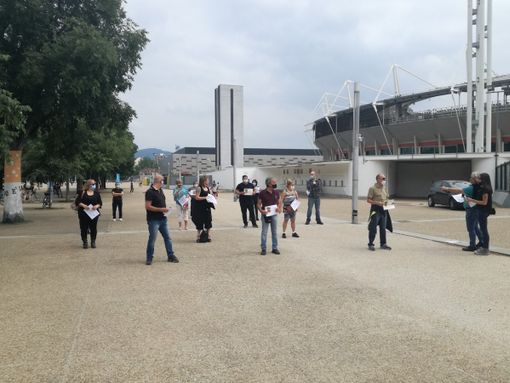 Flash mob allo stadio, si alza il coro silenzioso delle partite Iva: &quot;O non riapriamo più, o saremo destinati a fallire&quot; [VIDEO]
