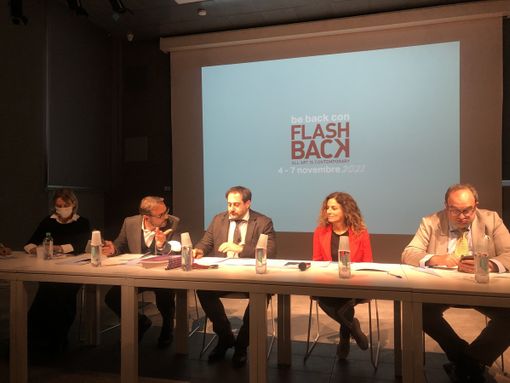 La conferenza stampa di Flashback La conferenza stampa di Flashback