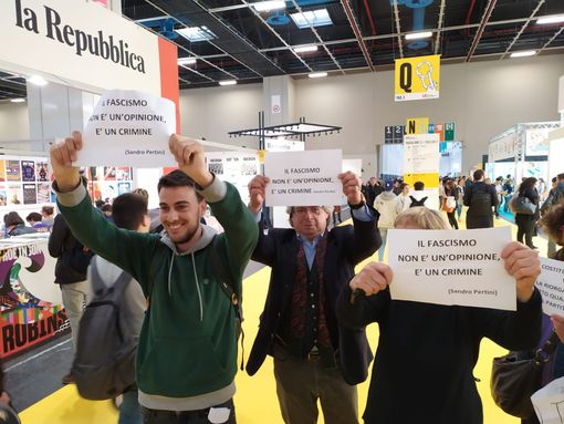 Salone del Libro di Torino, flash mob di Rifondazione Comunista contro Altaforte [VIDEO]