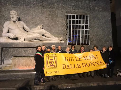 A Torino fontane Po e Dora arancioni per dire “no alla violenza sulle donne” [FOTO e VIDEO]