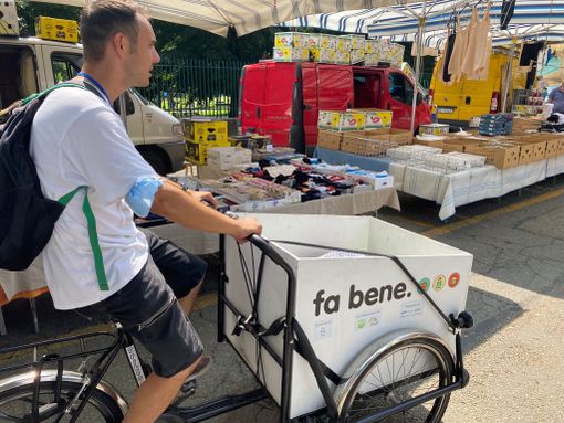 persona in bicicletta cargo