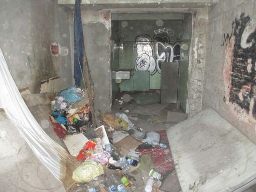 Sgomberato un edificio in corso Novara e chiuso negozio abusivo di parrucchiere Sgomberato un edificio in corso Novara e chiuso negozio abusivo di parrucchiere