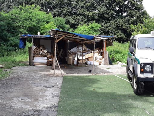 Controlli della Polizia Municipale nei campi nomadi di Torino: ritrovati 1600 rotoli di carta da parati in via Germagnano