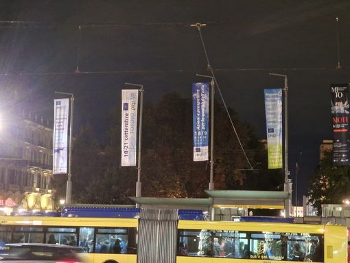 congresso e persone al tavolo congresso e persone al tavolo