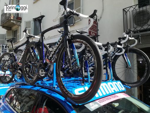 Giro d’Italia: olio e vetro su tappe percorso, indagano i carabinieri Giro d’Italia: olio e vetro su tappe percorso, indagano i carabinieri