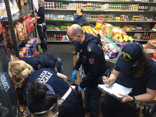 Vendeva prodotti scaduti anche da 3 mesi: multa per un negozio in corso Vittorio