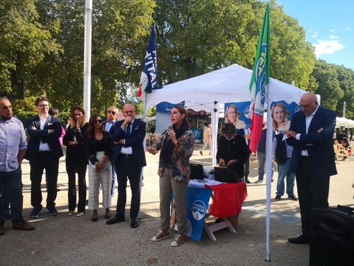 politici FdI in piedi davanti allo stadio politici FdI in piedi davanti allo stadio