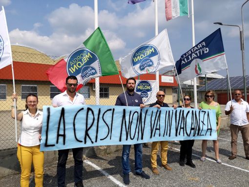 Fratelli d'Italia davanti alla Hag di Andezeno: "Ricordiamo a Di Maio che la crisi delle imprese italiane non va in vacanza" Fratelli d'Italia davanti alla Hag di Andezeno: "Ricordiamo a Di Maio che la crisi delle imprese italiane non va in vacanza"