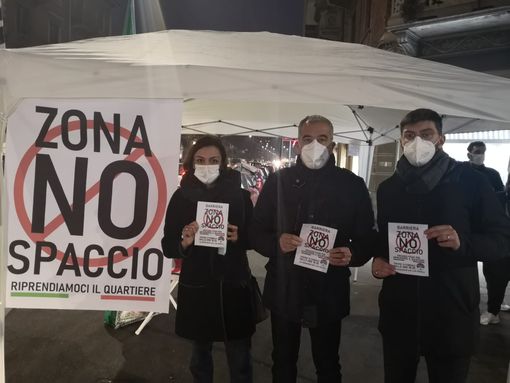 Bancarella con alcune persone attorno