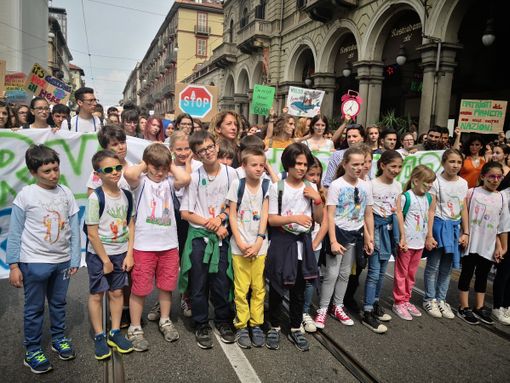 &quot;Fridays for future&quot; a Torino, la &quot;Canzone per la terra&quot; dei bimbi della Antonelli: &quot;Non mi togliete il futuro&quot;