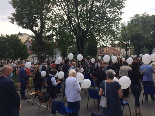 Collegno, palloncini bianchi per ricordare Riccardo Collegno, palloncini bianchi per ricordare Riccardo