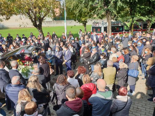 Una folla commossa per l'ultimo saluto a Maria Masi, vittima della follia a Venaria Una folla commossa per l'ultimo saluto a Maria Masi, vittima della follia a Venaria