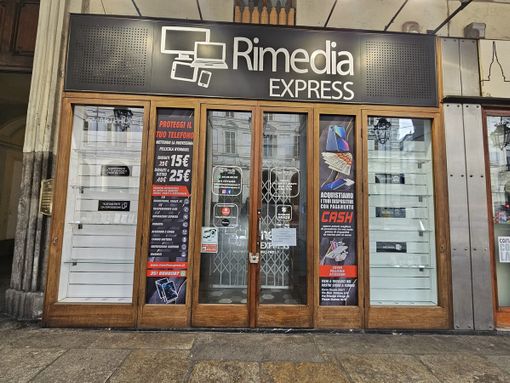 vetrina con spaccata e messaggio ai ladri vetrina con spaccata e messaggio ai ladri