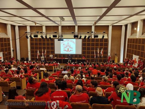 riunione della croce rossa in un teatro riunione della croce rossa in un teatro