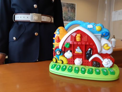 Ex marito violento nasconde localizzatore nel giocattolo per seguire figlia e mamma durante i loro spostamenti Ex marito violento nasconde localizzatore nel giocattolo per seguire figlia e mamma durante i loro spostamenti