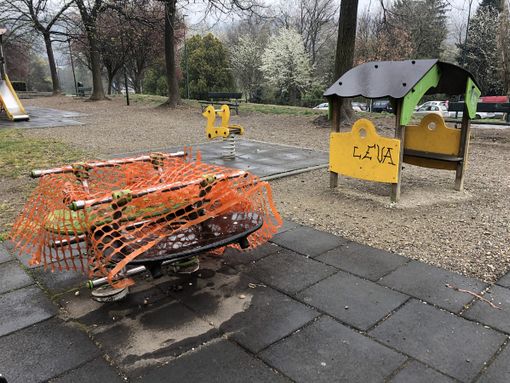 In altalena non c'è posto per il degrado: una mozione per salvare il parco giochi di via Ventimiglia (anche con un'area cani)
