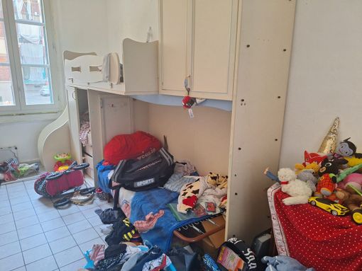 camera piena di giocattoli