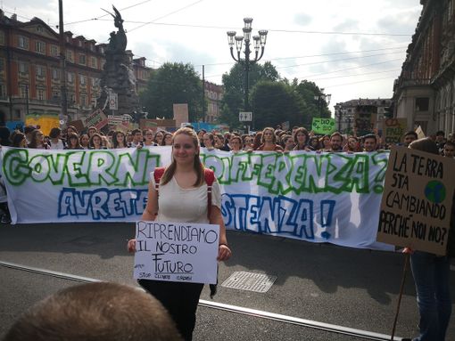 &quot;Governi, indifferenza? Avrete resistenza!&quot;: a Torino i ragazzi di &quot;Fridays for future&quot; tornano in piazza [FOTO e VIDEO]