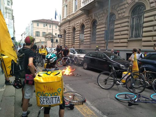 "Glovo uccide", riesplode a Torino la protesta dei riders