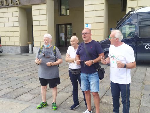 Persone incatenate davanti alla Regione Persone incatenate davanti alla Regione