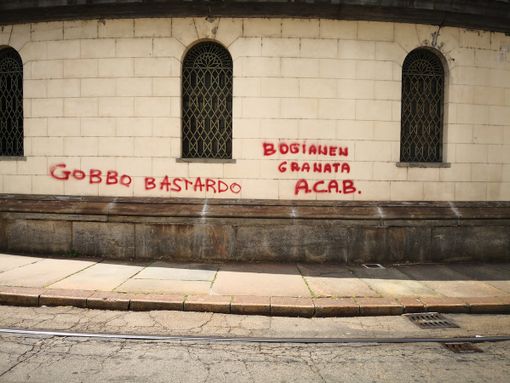 Imbrattata la Gran Madre di scritte contro la Juventus: "Gobbo ba.....o"