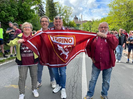 Tra Giro d'Italia e Grande Torino, Superga inizia a colorarsi di granata Tra Giro d'Italia e Grande Torino, Superga inizia a colorarsi di granata